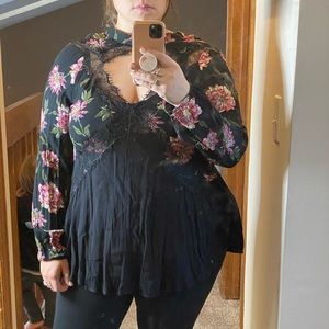 ✨Daytrip✨ floral cut out blouse